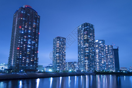 东京大都市的夜幕摩天大楼城市风景横图片