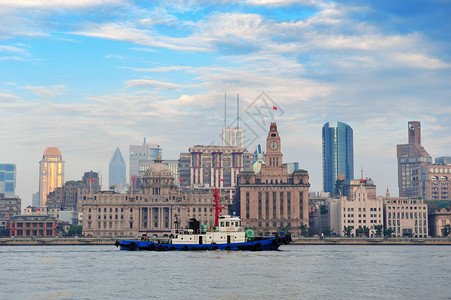 清晨上海历史建筑和城市建筑在黄浦河上空图片