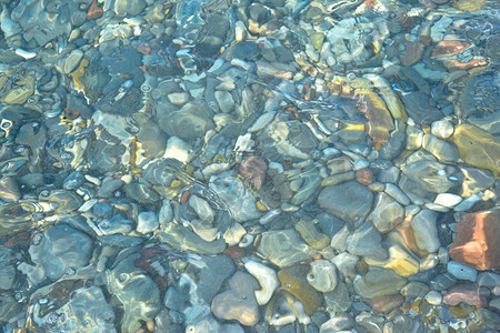 浅水池中的岩石图片