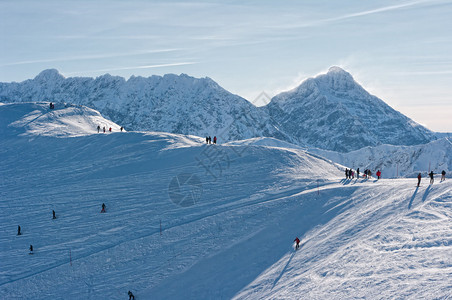 在塔特拉山脉白雪覆盖的山峰上图片