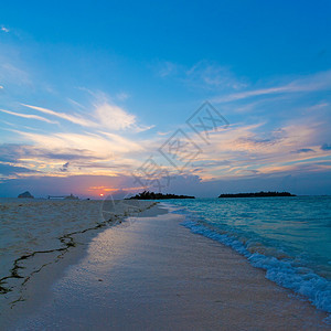 马尔代夫日落时的热带沙滩图片