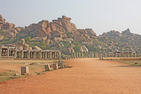 在巨大的岩石巨面前印地背景图片