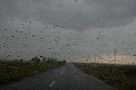 汽车挡风玻璃上的雨滴图片