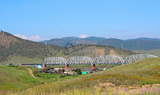 在铁路桥梁和山风景的风景图片