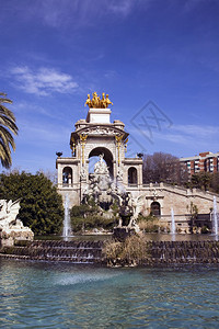 西班牙巴塞罗那ParcdelaCiutadella的大喷泉Cascada为1888年环球展览而建造巴洛克式建筑是由当时还是学生的图片