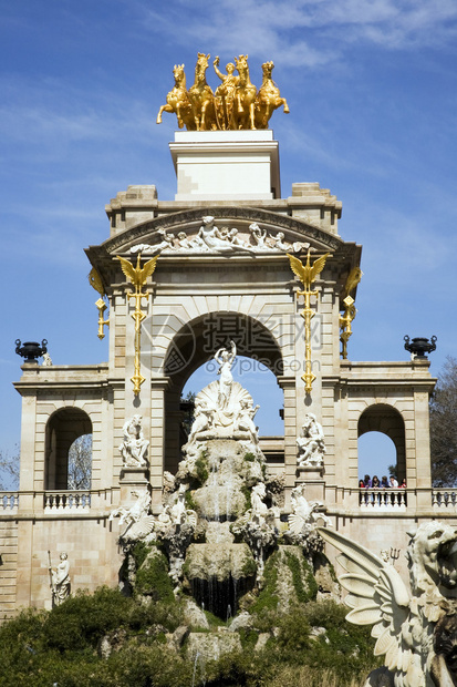 西班牙巴塞罗那ParcdelaCiutadella的大喷泉Cascada为1888年环球展览而建造巴洛克式建筑是由当时还是学生的图片