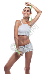 完美身材的年轻女子有绿色措施做瑜伽姿势图片