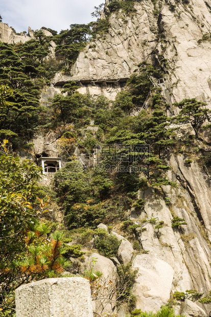 黄山狭窄陡峭的楼梯图片