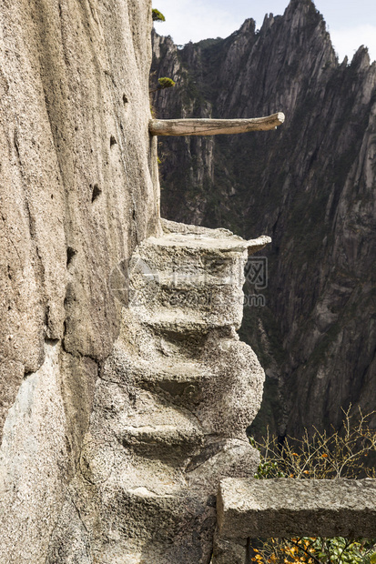 黄山步道上的危险楼梯图片