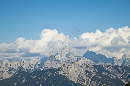 夏季山景的美丽景色图片