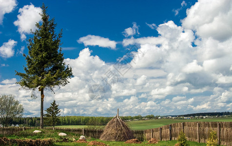 乡村庭院栅栏和干草堆的乡村景观图片