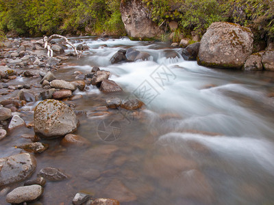 河流中的流水因长时间曝光而褪色图片