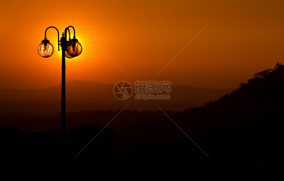 夕阳下的光柱和色彩斑斓的天空图片