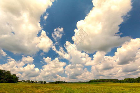 农村上空浮肿积云的大天空图片