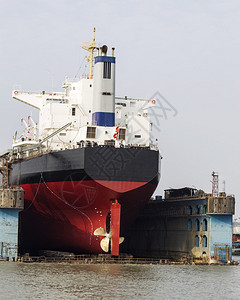 黄浦河黑红货船码头修理船坞图片