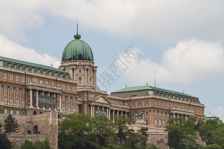 布达佩斯历史悠久的皇宫图片