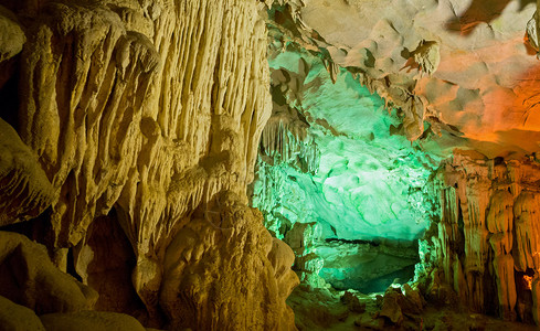 洞穴内定晶石的图片