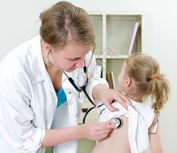 女医生用听诊器检查的小女孩高清图片