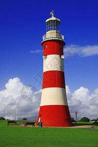 英国德文郡普利茅斯的彩色灯塔图片
