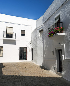 西班牙庭院中的白色房屋图片