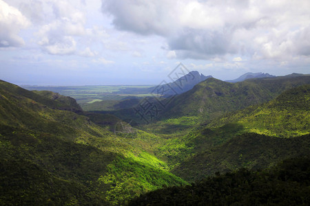 在天空背景的沉睡火山上睡图片