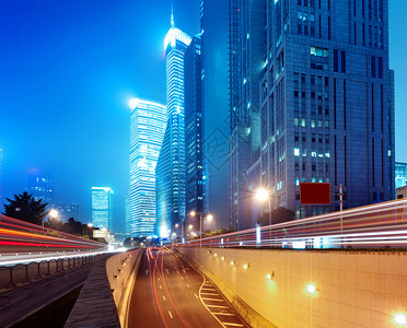 现代城市夜幕背景的上海Lujiazui图片