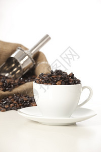 黑咖啡和咖啡豆杯图片