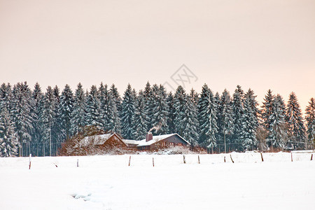 冬季风景中的小屋雪图片