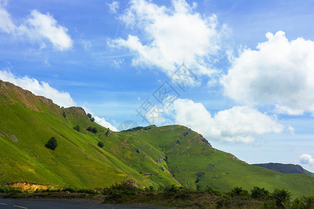 山谷山丘远足登山图片