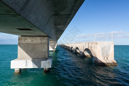 沿路1号公路海外高速公路在佛罗里达礁口的混凝土桥和破图片