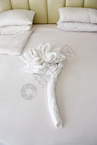 酒店套房床与花形毛巾图片