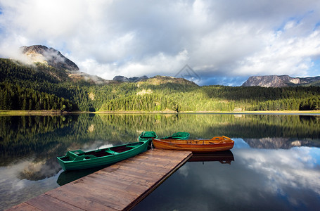 高山湖泊和小船的光滑水图片