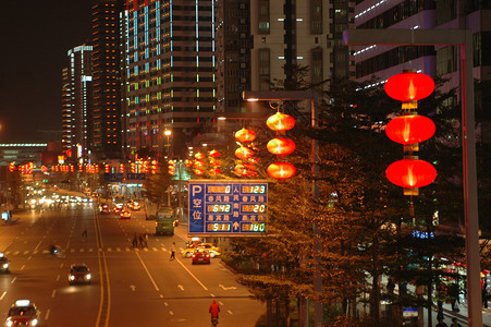 广东省深圳市夜里走主干道有图片