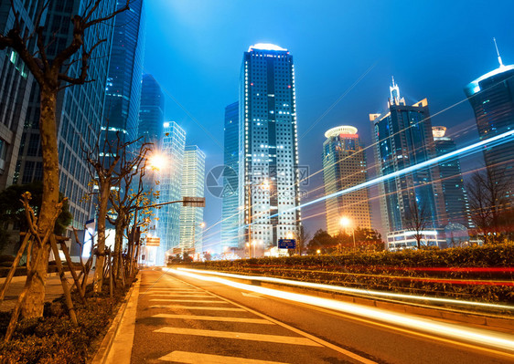 现代城市夜幕背景的上海Lujiazui图片