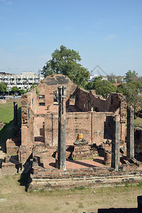 泰国Ayutthaya的一座祭坛上的佛图片