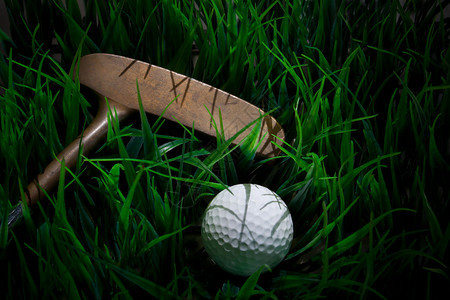 高尔夫球和绿草场与设备图片
