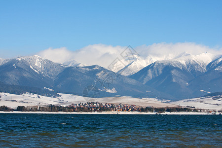 冬季时有塔特拉山脉和大湖的场景图片