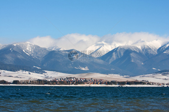 冬季时有塔特拉山脉和大湖的场景图片