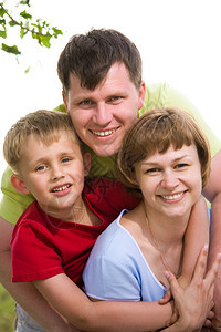 父母亲与女儿和子在绿草上玩得开心的家庭生活方式肖像画图片