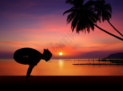 夕阳下的瑜伽女孩图片