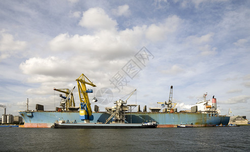 货船在阿姆斯特丹港卸货图片