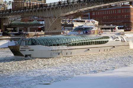 在寒冷的冬天一艘游艇在莫斯图片