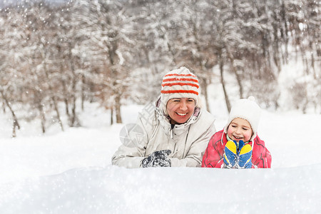 母亲和孩子玩雪图片