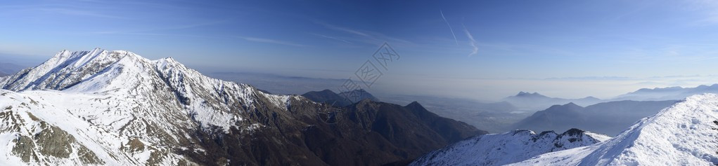 冬季雄伟的意大利高山弧的绝佳全景图片