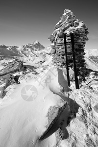 在山顶上滑雪图片