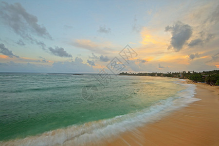 斯里兰卡热带海滩日落时季风云图片