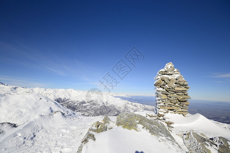 在山峰山谷和平原的风景背中在喷发图片