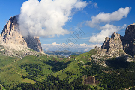 意大利多洛米人Cardana和Fassa山谷之间的S图片
