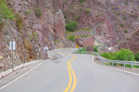 未铺砌的道路直通山脉图片