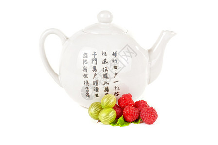白色背景中带水果茶和浆果的茶壶图片